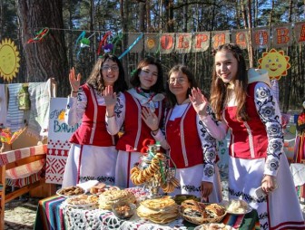 Стопки блинов, сувениры и развлечения на любой вкус. Как в Гродно встречали Масленицу