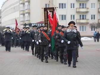 Чеканя шаг. Гродненские милиционеры прошли торжественным маршем по центру города