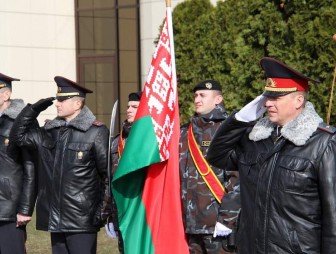 Впереди новые вызовы и начинания. Экс-начальник УВД Гродненского облисполкома Вадим Синявский попрощался со знаменем гродненской милиции