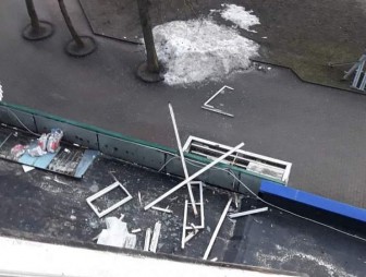В Гродно часть балкона упала на крышу магазина