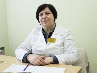 Портрет врача-инфекциониста Мостовской ЦРБ Инны Абцешко занесён на районную Доску почёта