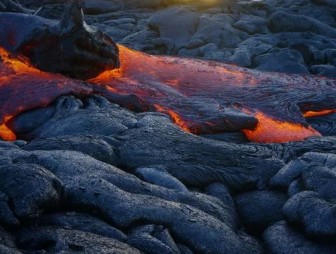 Шесть тысяч лет сна: в Исландии началось мощное извержение вулкана