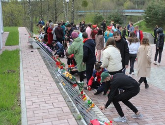 Участники автобусного маршрута памяти зажгли лампады и почтили погибших в годы Великой Отечественной войны