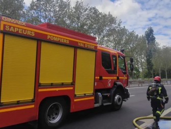 Под Парижем горит химический завод