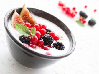 Йогурт, ряженка, кефир: врач рассказал о пользе и вреде кисломолочных продуктов