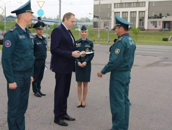 Парк техники гродненских спасателей пополнился автоколенчатым подъемником. Ключи от автомобиля вручил Владимир Караник