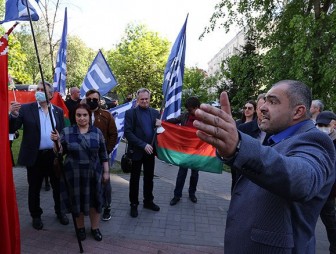 ФОТОФАКТ: Митинг против вмешательства во внутренние дела Беларуси у посольства Латвии в Минске