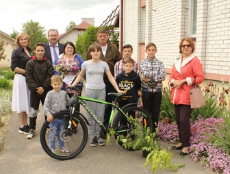 На лето – велосипед. Дети, воспитывающиеся в домах семейного типа Мостовщины, получили подарки от общественных объединений