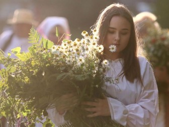 Мастер-класс по плетению венков и хороводы вокруг костра - на Августовском канале отметят Купалье