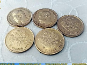 Украшения из золота и монеты царской России на сумму более 20 000 рублей пытались незаконно ввезти в Беларусь
