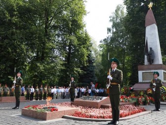 Доблестным защитникам и освободителям Гродно. Торжественный митинг, посвященный Дню освобождения Гродно от немецко-фашистских захватчиков, состоялся 16 июля в парке имени Жилибера у памятника погибшим воинам и партизанам