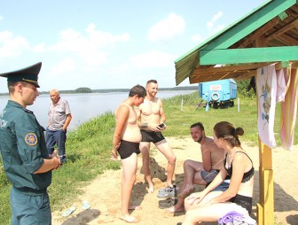 Семейный отдых на берегу реки. Рейдовые группы проверили,  насколько  безопасно отдыхают люди на водоёмах Мостовщины