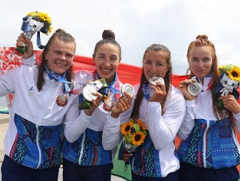 Женская байдарка-четверка выиграла серебро на дистанции 500 м в финале ОИ
