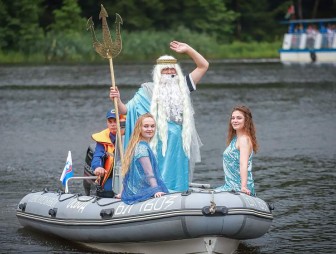 «Болотный футбол», шествие морских обитателей и пенная вечеринка. Традиционный «Праздник моря» прошел на Августовском канале