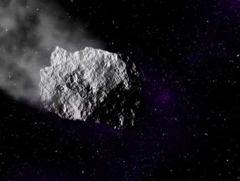 К Земле летит огромный астероид. При столкновении с планетой он может вызвать глобальную катастрофу