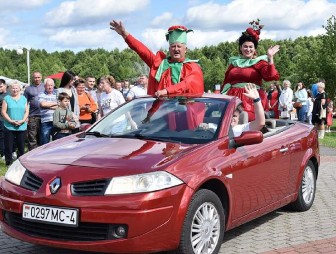 Кого здесь только нет, но главный – Помидор! В Ивье проходит праздник 'Іўеўскі памідор'