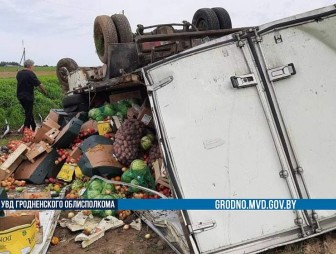 Пострадали фрукты, овощи и пассажир. В Гродненском районе опрокинулся грузовик с продуктами