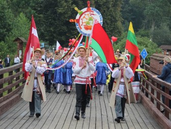 Катание на теплоходе, дегустация каравая и мастер-класс по плетению поясов. Фестиваль «Августовский канал в культуре трех народов» приглашает гостей