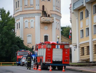 В Гродно спасатели и случайная прохожая сняли с крыши 9-летнию девочку
