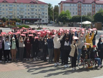 В Гродно прошел флешмоб, приуроченный к 100-летию Красного Креста