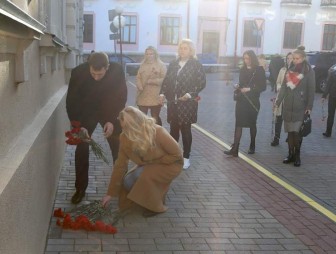 «Это горе не одной белорусской семьи, а всего народа». В Гродно возлагают цветы и ставят лампады к зданию Комитета госбезопасности