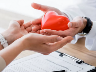 Сердечники и коронавирус. Как людям с кардиологическими проблемами обезопасить себя от последствий COVID-19