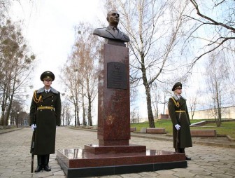 В Гродно открыли памятник-бюст уроженцу города генералу Алексею Антонову