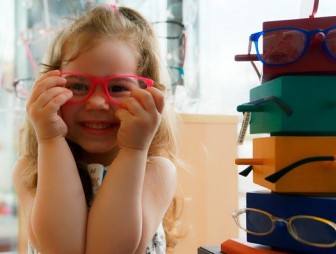 Почему у детей в школе резко ухудшается зрение? Спросили у офтальмолога