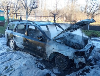 В городе Мосты горел автомобиль