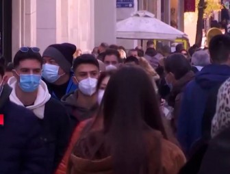 Европа возвращает антиковидные ограничения. В Англии учеников обязали носить маски в классе