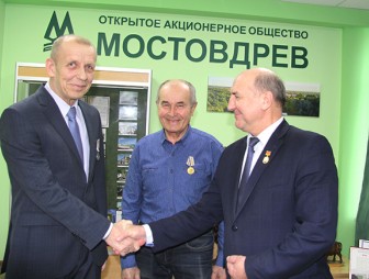 В ОАО «Мостовдрев» поздравили награждённых медалями  «За трудовые заслуги»