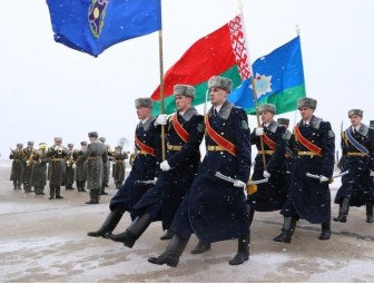 Александр Лукашенко прибыл на военный аэродром Мачулищи на встречу с белорусскими миротворцами