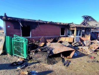 В деревне Сухиничи горел нежилой дом.