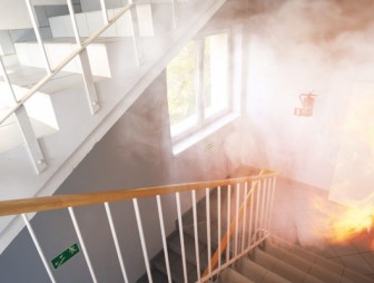 Как действовать при пожаре в квартире: советы мостовских спасателей
