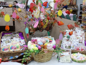 Мостовские магазины «Родны кут» предлагают покупателям праздничную продукцию к Пасхе