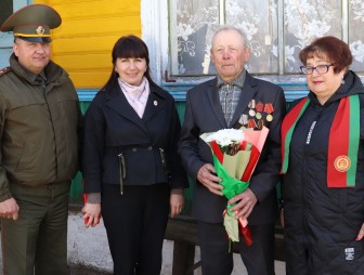 На Мостовщине поздравили бывших малолетних узников немецких лагерей
