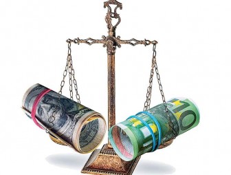 Впервые за 20 лет курс евро сравнялся с долларом. Стоит ли сейчас хранить сбережения в европейской валюте?