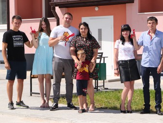 Новоселье в кубе. В ЗАО «Гудевичи» молодым семьям вручили ключи от квартир в новом 4-квартирном доме