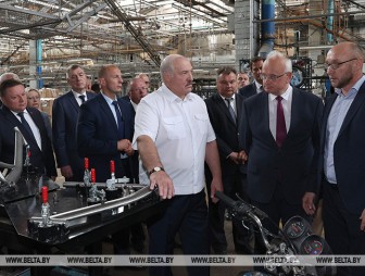 'Мы должны делать свое!' Лукашенко требует большей локализации на мотовелозаводе