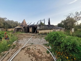 В деревне Огрызки горела хозпостройка