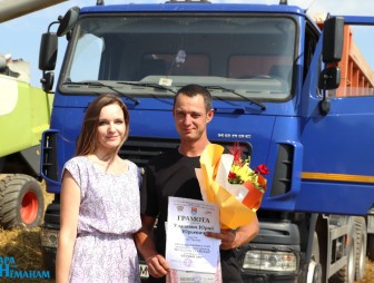 Юрий Уланович первым среди молодых водителей области перевёз свыше 3 тысяч тонн зерна