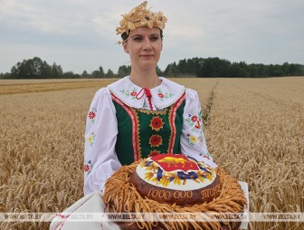 Каравай-миллионник вручили председателю Гродненского облисполкома