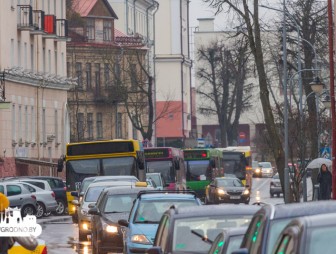 С 25 августа водители в Беларуси будут обязаны ездить с включенным ближним светом фар