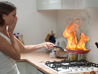 А вы знаете, чем тушить горящее масло на сковороде?