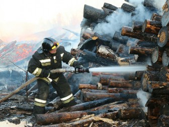 Пожар штабеля пиломатериалов ликвидировали мостовские спасатели