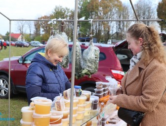 В Мостах прошла третья ярмарка по продаже сельскохозяйственной продукции