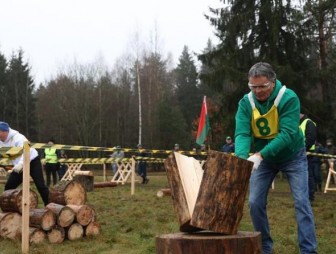 Уникальное событие. Репортаж с первого в мире чемпионата по рубке дров среди журналистов