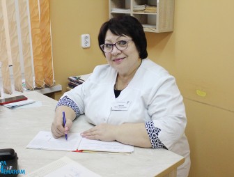 45 лет работает в медицине медсестра Мостовской ЦРБ Ирина Смолич. Каков секрет её долголетия в профессии?