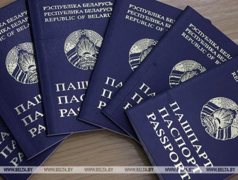 'Только экстремисты боятся вернуться в Беларусь'. Гайдукевич о новых правилах замены паспортов