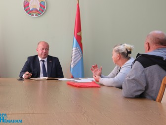 Председатель Мостовского райисполкома Андрей Санько провёл приём граждан